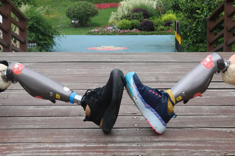 假肢膝关节的“速度密码”：气压 vs 液压 vs 智能，如何选择？